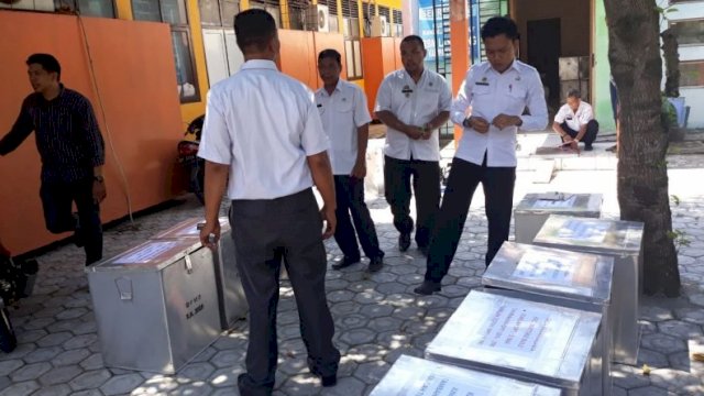Persiapan penyaluran logistik pelaksanaan Pilkades Serentak di 39 Desa di Kabupaten Pinrang, Rabu (27/02/2019).