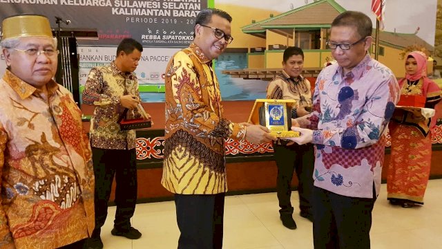 Gubernur Sulsel Nurdin Abdullah memberikan cenderamata kepada Gubernur Kalbar Sutarmidji, di Rujab Gubernur Kalbar, Rabu (27/02/2019).