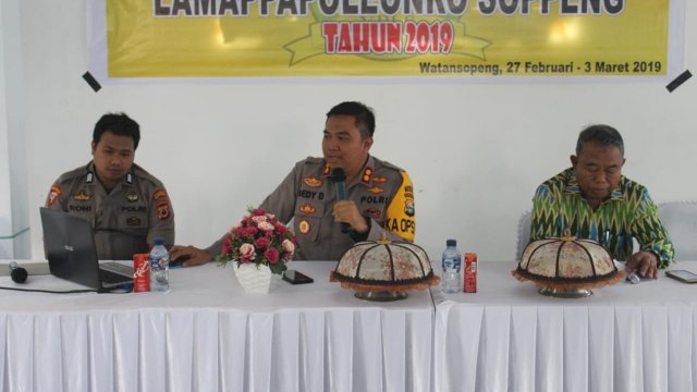 Kapolres Soppeng, AKBP Dedy Dewantho menjadi narasumber pada Pembekalan KKLP STIE - STIK Lamappapoleonro Kabupaten Soppeng, Kamis (28/02/2019).