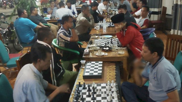 Lomba main catur antar Instansi yang digelar Polres Soppeng di Cafe Damai, Jl. Kemakmuran, Watansoppeng, Rabu (20/02/2019).