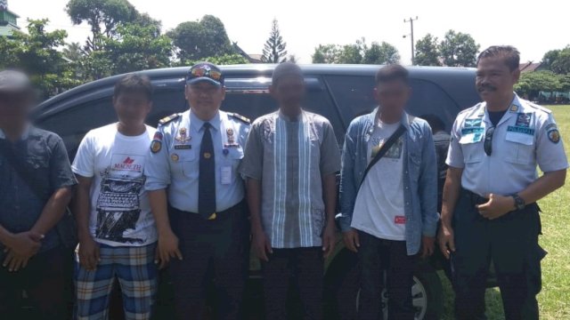 Empat narapidana didampingi dua petugas Lapas Pinrang keluar untuk menggunakan hak suaranya pada Pilkades Ammani, Kabupaten Pinrang, Kamis (28/02/2019).