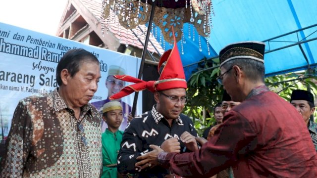 Wali Kota Makassar, Moh. Ramdhan Pomanto menerima Gelar Karaeng Salamaka dari Kerajaan Polombangkeng, Kabupaten Takalar, Kamis (28/02/2019).