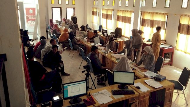 Suasana Pelayanan di Kantor Dinas Kependudukan dan Catatan Sipil Kabupaten Soppeng, Selasa (05/03/2019).