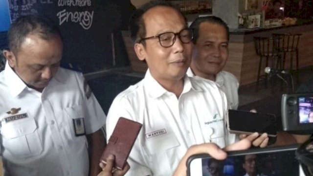 General Manager Bandara Sultan Hasanuddin, Wahyudi, diwawancarai awak media saat konferensi pers, Selasa (12/03/2019).