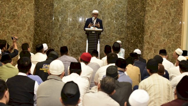 Gubernur Sulsel, Nurdin Abdullah, memberisan sambutan pada peresmian Masjid Baitul Imam, Kompleks Phinisi Nusantara Resident, Jalan Faisal Makassar, Sabtu (16/03/2019).