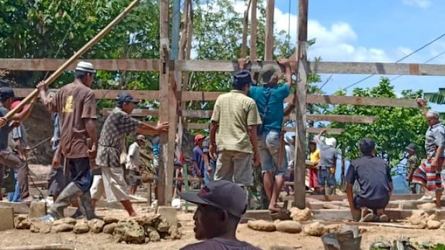 Proses pembongkaran rumah warga Desa Citta, Kecamatan Citta, Kabupaten Soppeng, Rabu (20/03/2019).