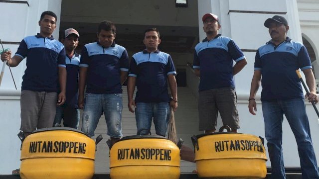 Pegawai Rutan Soppeng dan beberapa narapidana memperlihatkan tong sampah karya mereka yang disumbangkan ke Masjid Agung Darussalam, Watansoppeng, Kamis (21/03/2019).