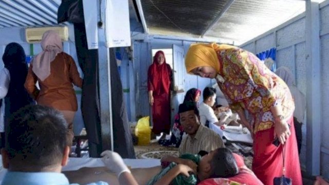 Anggota DPR RI, Aliyah Mustika Ilham meninjau proses pemeriksaan kesehatan dan sunatan massal gratis, di Desa Bontomangape, Kecamatan Galesong, Kabupaten Takalar, Jumat (22/03/2019).