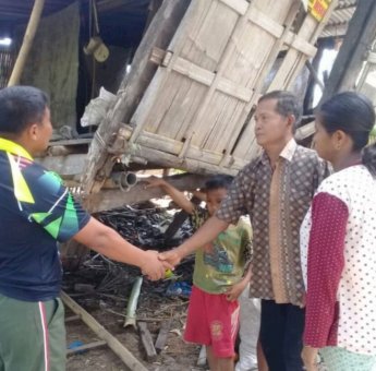 Dandim Soppeng Beri Bantuan Ke Warga Kurang Mampu di Marioriawa