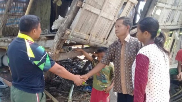 Dandim 1423 Soppeng, Letkol Arm Fajar Catur Prasetyo menyalami Arifin warga kurang mampu di Kelurahan Manorang Salo Kecamatan Marioriawa, Sabtu (30/03/2019).