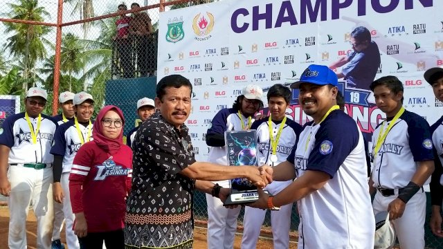 Bupati Pinrang, Aslam Patonangi menyerahkan penghargaan kepada Tim Softball Makassar yang berhasil meraih juara 2 pada Lasinrang Cup, di Lapangan Softball Pinrang, Kamis (28/02/2019).