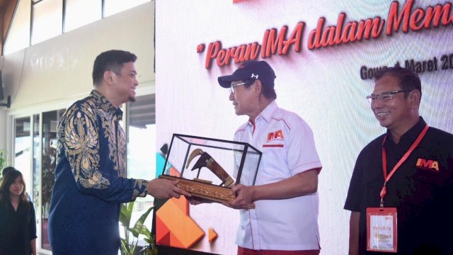 Bupati Gowa Adnan Purichta Ichsan, memberikan cendera mata kepada founder Indonesia Marketing Association Hermawan Kartajaya, Jumat (01/03/2019).