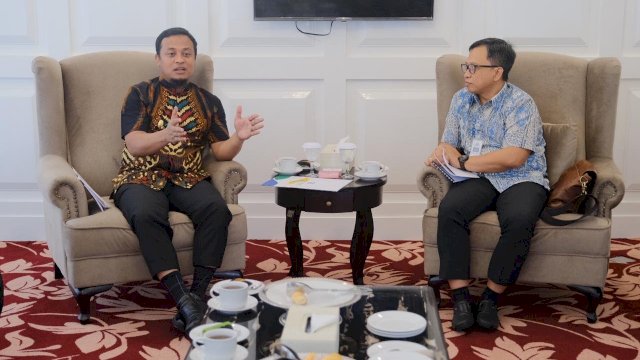 Wakil Gubernur Sulsel Andi Sudirman Sulaiman, berbincang dengan Deputi Direksi Badan BPJS Kesehatan Wilayah Sulselbartramal I Made Puja Yasa, di Baruga Lounge Kantor Gubernur Sulsel, Jumat (01/03/2019).