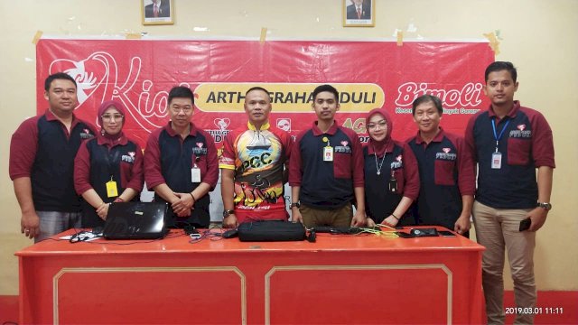 Komandan Batalyon (Danyon) C Pelopor Kompol Nur Ichsan, bersama panitia penyelenggara pasar murah, di Mako Brimob Yon C Pelopor Sat Brimob Polda Sulsel, Jl. MH. Thamrin, Watampone, Jumat (01/03/2019).