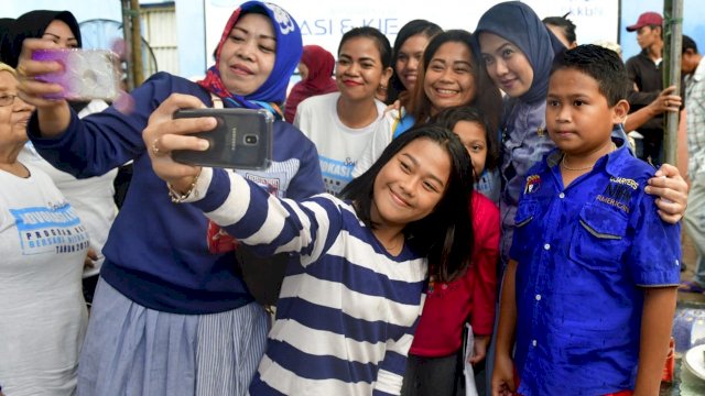 Isteri Ilham Arief Sirajuddin (IAS) yang juga merupakan Anggota DPR RI Aliyah Mustika Ilham, bersama warga Ujung Tanah, Sabtu (02/03/2019).