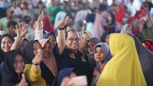 Anggota DPR RI, Akbar Faisal bersama warga Kelurahan Bulete, Kecamatan Pitumpanua, Sabtu (02/03/2019).