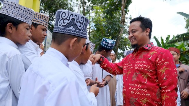 Wakil Gubernur Sulsel, Andi Sudirman Sulaiman menyalami santri di Pondok Pesantren (Ponpes) An-Nur Tompobulu, Kecamatan Tompobulu, Maros, Minggu (03/03/2019).