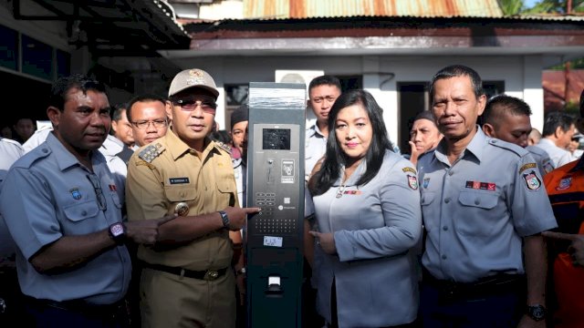 Wali Kota Makassar, Moh. Ramdhan 'Danny' Pomanto foto bersama Jajaran Direksi Perusda PD Parkir usai menerima mesin parkir eletronik di Kantor PD Parkir Makassar Raya, Jl. Hati Mulia, Senin (04/03/2019).