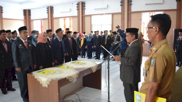 Sekda Soppeng Andi Tenri Sessu, melantik 60 pejabat, di Aula Dinas Pendidikan Kabupaten Soppeng, Senin (02/03/2019).