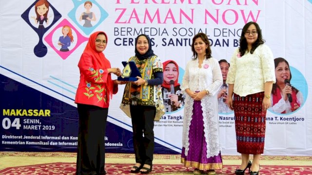 Forum Dialog bertajuk Perempuan Zaman Now Bermedia Sosial dengan Cerdas, Santun, dan Bijak di Baruga Patingngalloang Rujab Gubernur Sulsel, Senin (04/03/2019).