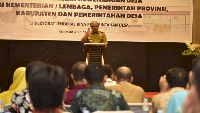 Pj Sekda Provinsi Sulawesi Selatan Ashari Fakhsirie Radjamilo, memberikan sambutan Rapat Koordinasi Teknis Penataan Kewenangan Desa tingkat Sulawesi Selatan, di Hotel Aryaduta, Selasa (05/03/2019).