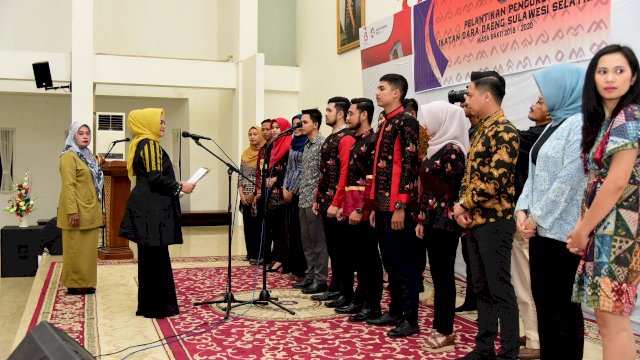 Ketua TP PKK Sulsel, Liestiaty F Nurdin melantik pengurus Ikatan Dara-Daeng Sulsel, Senin (04/03/2019).