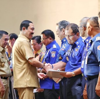 HUT ke-100 Damkar, Walikota Makassar Terima Penghargaan Kemendagri