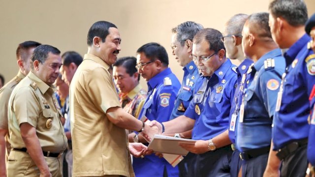 Wali Kota Makassar, Moh. Ramdhan 'Danny' Pomanto menerima penghargaan dari Sekjen Mendagri, Hadi Prabowo, Selasa (05/03/2019).
