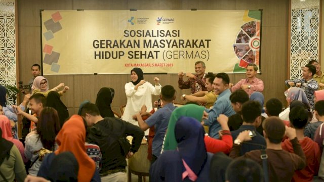 Senam peregangan sebelum memulai sosialisasi Germas, di Grand Palace Hotel, Jl. Tentara Pelajar, Kota Makassar, Selasa (05/03/2019).