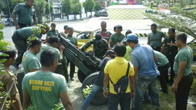 Setting Peletakan senjata meriam oleh aparat Kodim 1423 Soppeng, di Taman Kalong, Watansoppeng, Selasa (05/03/2019).