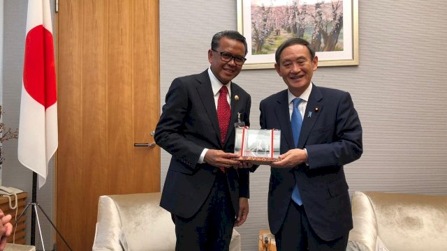 Gubernur Sulsel Nurdin Abdullah, menyerahkan Cendera Mata kepada Menteri Sekretaris Negara Jepang Yoshihide Suga, di Kantornya di Tokyo Jepang, Rabu (06/03/2019).
