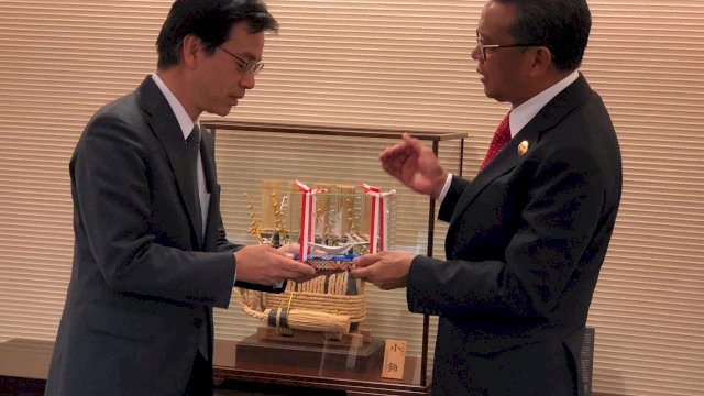 Gubernur Sulsel Nurdin Abdullah, memberikan cendera mata kepada Presiden Sumitomo Akira Nozaki, di Kantor Sumitomo Metal Mining, Tokyo, Jepang, Kamis (07/03/2019).