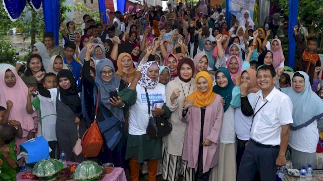 Anggota Komisi IX DPR RI, Aliyah Mustika Ilham bersama ratusan masyarakat Kelurahan Barombong, Kecamatan Tamalate, Kota Makassar, Rabu (06/03/2019).