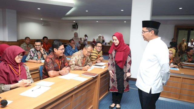 Wali Kota Makassar, Moh. Ramdhan 'Danny' Pomanto meninjau pelaksanaan ujian tertulis Lelang Jabatan yang diikuti puluhan pegawai di Unhas Makassar, Jumat (08/03/2019).