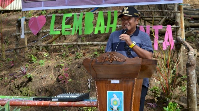 Bupati Soppeng, Andi Kaswadi Razak memberikan arahannya saat mengunjungi Lembah Cinta, di Desa Mattabulu, Kecamatan Lalabata, Jumat (08/03/2019).