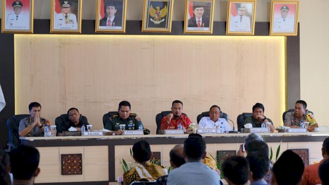 Wakil Gubernur Sulsel, Andi Sudirman Sulaiman bersama Bupati Tana Toraja, Nicodemus Biringkanae, bersilaturahmi tokoh adat, tokoh agama, tokoh masyarakat dan para OKP Tana Toraja, Jumat (08/03/2019).