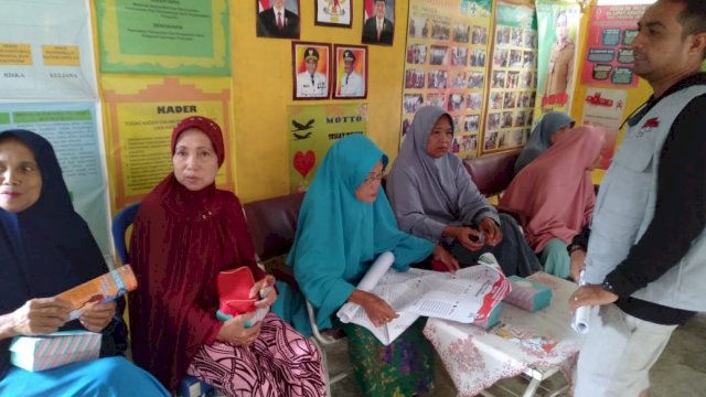 KPU Bone bersama relasi basis disabilitas sosialisasikan Pemilu 2019 kepada Lansia di Kelurahan Panyula, Jumat (08/03/2019).