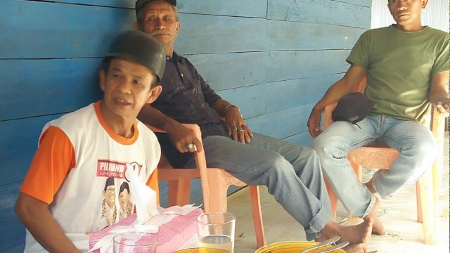 Desa Umpungeng, Kecamatan Lalabata, Kabupaten Soppeng berdiskusi tentang masalah pencabutan sepihak bantuan raskin oleh Pemerintah Desa, Minggu (11/03/2019).