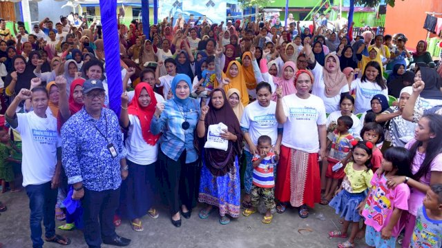 Anggota Komisi IX DPR RI, Aliyah Mustika Ilham dan BKKBN Sulsel bersama warga Pulau Barrang Lompo, Jumat (10/03/2019).