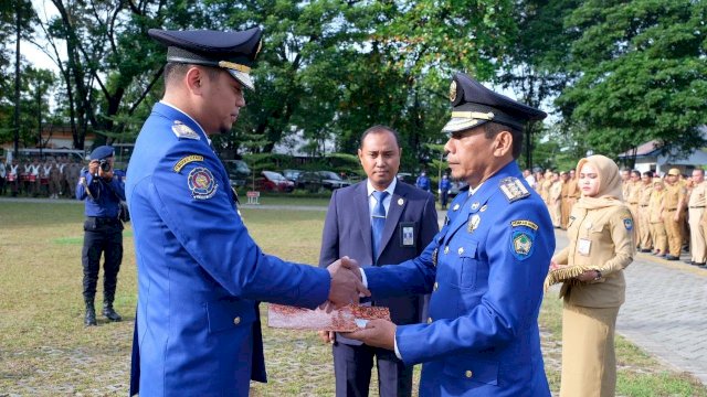 Bupati Gowa, Adnan Purichta Ichsan menyerahkan SK Pembangunan Posko Kebakaran Kota Malino kepada Kepala Dinas Pemadam Kebakaran Gowa, Rostam Razak., di Lapangan Upacara Kantor Bupati Gowa, Senin (11/03/2019).