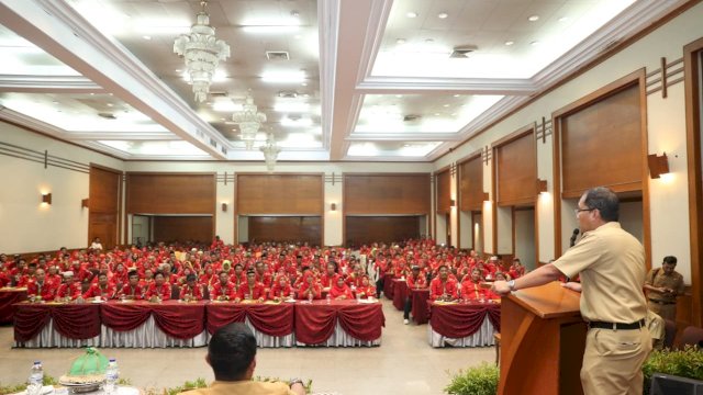 Wali Kota Makassar, Moh. Ramdhan 'Danny' Pomanto memberikan arahan kepada Ketua RT/RW se-Kecamatan Tamalate, di Makassar Golden Hotel, Senin (11/03/2019).