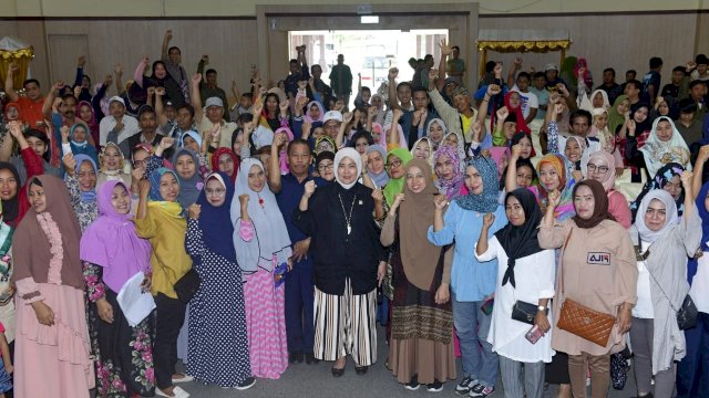 Anggota Komisi IX DPR RI, Aliyah Mustika Ilham bersama ratusan masyarakat kecamatan Tamalanrea dan Biringkanaya, di Aula RS Dr. Tadjuddin Halid, Jl. Paccerakkang, kota Makassar, Senin (11/03/2019).