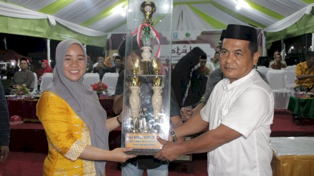 Penyerahandi piala juara umum STQH, di Lapangan Sepak Bola Dare Ajue, kecamatan Donri-Donri, Selasa (12/03/2019).