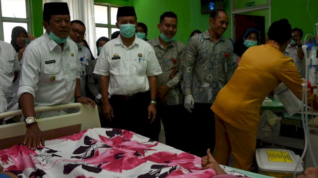 Bupati Soppeng, Andi Kaswadi Razak meninjau langsung pengoperasian alat Cuci Darah di RSUD Latemmamala, Rabu (13/03/2019).