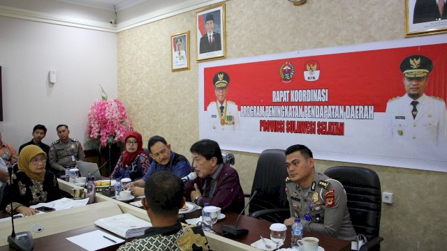 Rapat peningkatan PAD, di Kantor Bapenda Sulsel, Jl. AP. Pettarani Makassar, Kamis (14/03/2019).