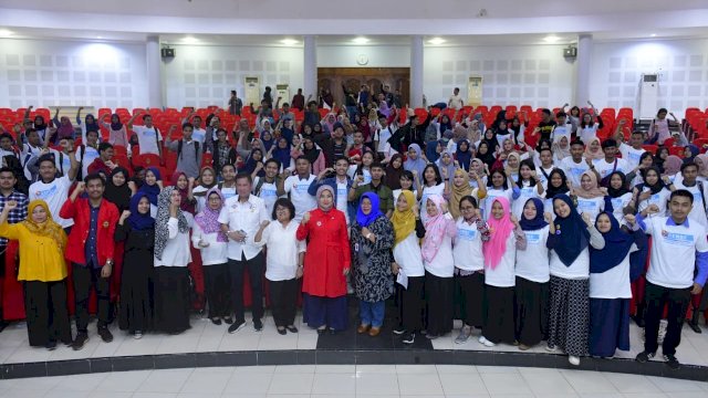 Anggota Komisi IX DPR RI, Aliyah Mustika Ilham, bersama ratusan Mahasiswa Unhas saat menggelar sosialisasi Pembangunan Keluarga di Auditorium Prof. Amiruddin, Fakultas Kedokteran Unhas, Rabu (13/03/2019).