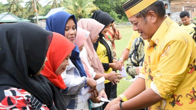 Bupati Soppeng, Andi Kaswadi Razak menyerahkan secara simbolis bantuan sosial PKH kepada warga, kecamatan Lalabata, Kamis (14/03/2019).