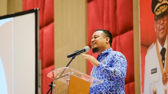 Wakil Gubernur Sulsel, Andi Sudirman Sulaiman memberikan arahan pada Rakor Bansos Dinas Sosial Provinsi Sulawesi Selatan tahun 2019, di Hotel Gammara, Jl. Metro Tanjung Bunga Makassar, Senin (18/03/2019).