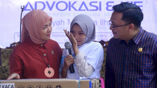 Nur Adni menangis haru saat menerima undian kulkas pada sosialisasi Anggota Komisi IX DPR RI, Aliyah Mustika Ilham, bersama BKKBN Sulsel di Kampung Toa Bitombang, Kecamatan Bontoharu, Kepulauan Selayar, Selasa (19/03/2019).