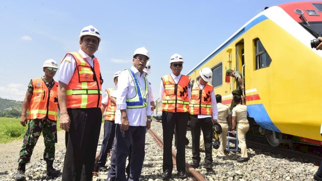 Gubernur Sulsel, Nurdin abdullah bersama Menteri Perhubungan RI, Budi Karya Sumadi meninjau jalur Kereta Api Makassar-Parepare di Kabupaten Barru, Rabu (20/03/2019).